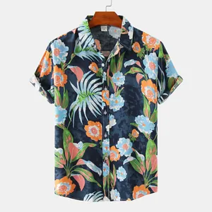 Vista dettagliata della camicia estiva da uomo a maniche corte con stampa tropicale