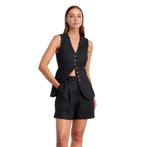 Ensemble gilet et short noir en coton et lin chic pour un style d'été professionnel.