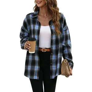 Dettaglio della camicia di flanella a quadri blu oversize da donna in stile boyfriend