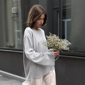 Pull décontracté en maille de coton gris, coupe ample minimaliste pour femme.