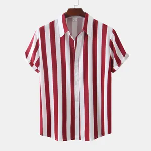 Vista dettagliata del motivo a strisce verticali rosse e bianche su una camicia da uomo
