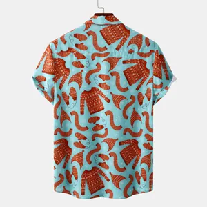 Vue arrière d'une chemise homme à manches courtes avec motif pull d'hiver et moufles