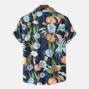 Vista posteriore della camicia a fiori da uomo con vivace stampa tropicale blu e arancione