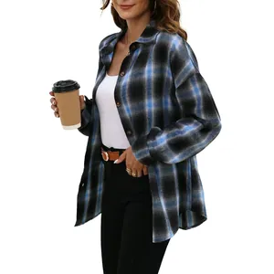 Vista dettagliata della camicia casual a quadretti blu e neri stile boyfriend indossata