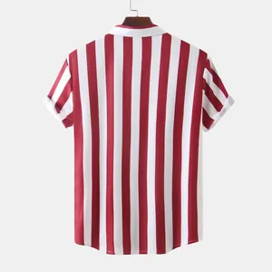 Vista posteriore di una camicia da uomo a maniche corte con strisce verticali rosse e bianche