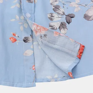Detaillierte Nahaufnahme eines hellblauen Hawaii-Blumenhemdsaums mit hochwertiger Naht