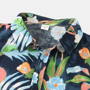 Dettaglio del colletto di una camicia floreale da uomo con etichetta della taglia M.