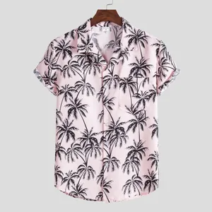 Vista detallada de camisa casual rosa para hombre con estampados de palmeras negras