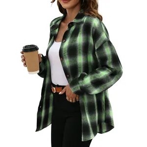 Dettaglio di una camicia a quadri oversize da donna in verde e nero su un modello
