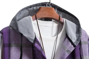 Dettaglio ravvicinato che mostra il colletto e il cappuccio di una camicia da uomo viola