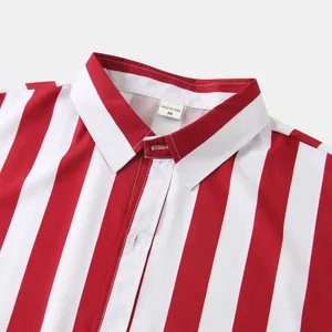 Dettaglio del colletto di camicia hawaiana a strisce rosse e bianche, etichetta taglia M