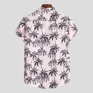 Vista trasera de camisa casual rosa para hombre con estampado de palmeras negras