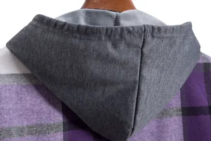 Dettaglio del cappuccio e del motivo a quadri viola su camicia casual da uomo