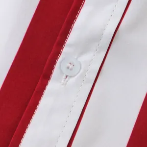 Dettaglio macro di una camicia hawaiana a righe bianche e rosse con bottone bianco