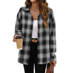 Vista dettagliata di una camicia di flanella a quadri neri e grigi da donna, stile boyfriend