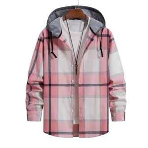 Vista frontale di una camicia con cappuccio a quadri rosa da uomo in stile casual coreano