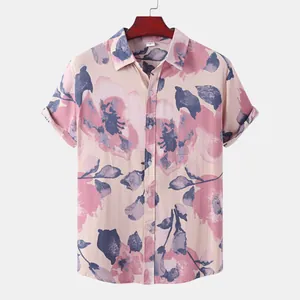 Vorderansicht eines Herren-Kurzarm-Hawaiihemds mit tollem rosa Aquarell-Blumenprint.