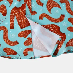 Gros plan de la chemise à manches courtes pour hommes avec imprimé festif de Noël