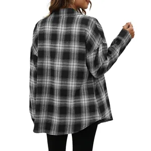 Vista posteriore di una camicia a quadri casual e ampia da donna in nero e bianco