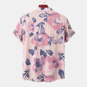 Rückansicht eines stilvollen rosa geblümten Hawaii-Kurzarmhemdes für Herren auf einem Holzbügel