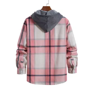 Vista posteriore di una camicia a quadri rosa a maniche lunghe con cappuccio da uomo