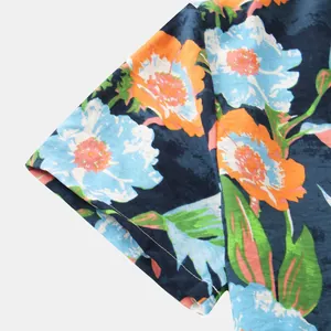 Primo piano del motivo floreale e della cucitura della manica di una camicia estiva uomo.