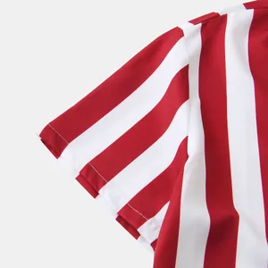 Dettaglio della manica di una camicia a righe rosse e bianche con trama del tessuto