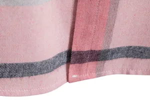 Primo piano dei dettagli delle cuciture su una camicia casual a quadri rosa e nera