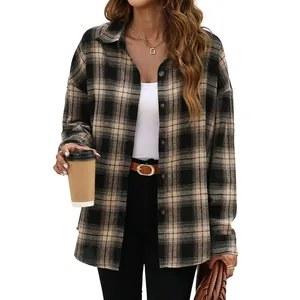 Camicia scozzese casual da donna stile boyfriend con un classico motivo a quadri marroni