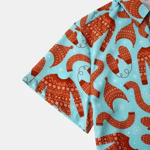 Gros plan sur la manche d'une chemise à manches courtes avec motifs de Noël festifs orange
