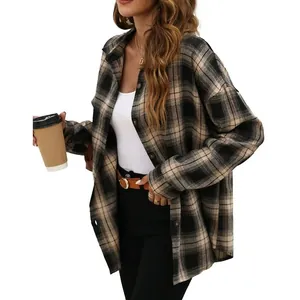 Dettaglio di una camicia a quadri beige oversize da donna abbinata a un top bianco