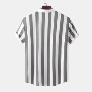 Vista posteriore di una camicia da uomo a maniche corte con strisce verticali grigie