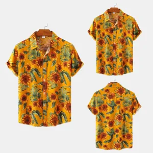 Viste dettagliate fronte e retro di una camicia uomo a maniche corte con stampa girasoli