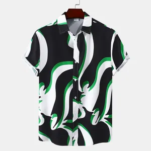 Vue détaillée d'une chemise à manches courtes pour hommes avec motif tourbillon vert