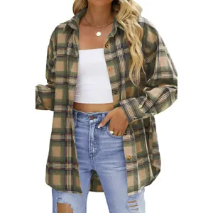 Vista dettagliata della camicia casual a quadri stile boyfriend con bottoni e vestibilità