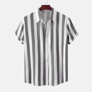 Vista frontale camicia da uomo a maniche corte con strisce verticali grigie e bianche