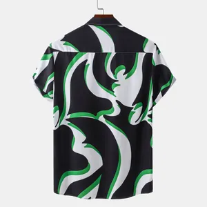 Vue détaillée d'une chemise homme à manches courtes avec motifs abstraits verts.