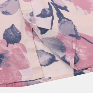 Detailansicht des Saums eines rosa Hawaii-Hemdes mit hochwertigen Nähten und Stoff