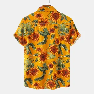 Camicia casual a maniche corte da uomo con stampa girasoli estivi, vista posteriore foto