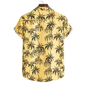 Vista posterior de camisa amarilla de manga corta para hombre con estampado de palmeras.