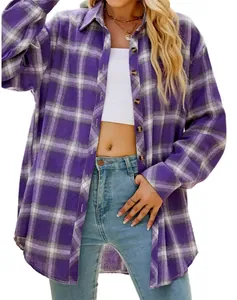 Vista dettagliata della camicia di flanella a scacchi viola da donna stile boyfriend