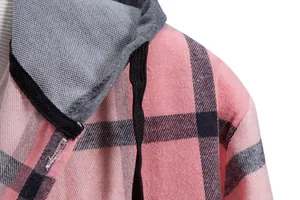 Primo piano della trama del tessuto a quadri rosa e nero di una camicia con cappuccio.