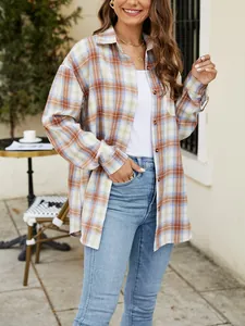 Casual women's plaid long-sleeve button-up shirt with pocket for autumn street fashion