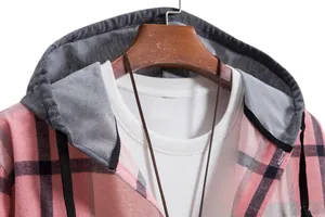 Primo piano di una camicia con cappuccio a quadri rosa con dettagli sul tessuto