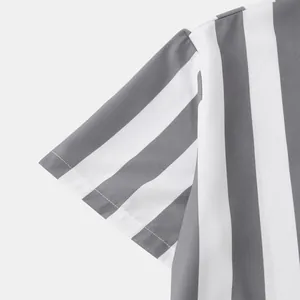 Dettaglio ravvicinato delle strisce verticali grigie e bianche su camicia da uomo