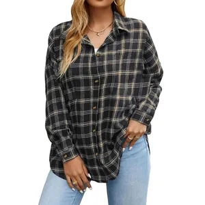 Vista dettagliata della camicia a quadri oversize da donna con bottoni e motivo nero e beige