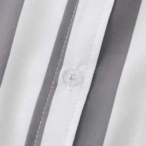 Dettaglio ravvicinato di strisce verticali grigie e bianche su camicia casual da uomo