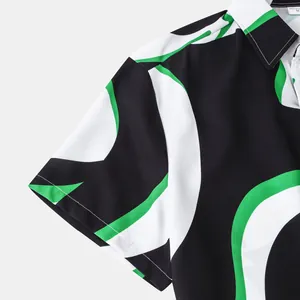 Détail d'une chemise hawaïenne présentant un motif abstrait noir, vert et blanc