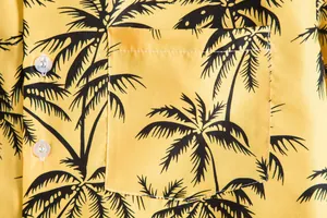 Vista macro detallada de camisa casual amarilla para hombre con bolsillo y estampado