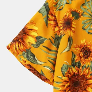 Dettaglio macro della camicia a maniche corte da uomo con stampa di girasoli estivi